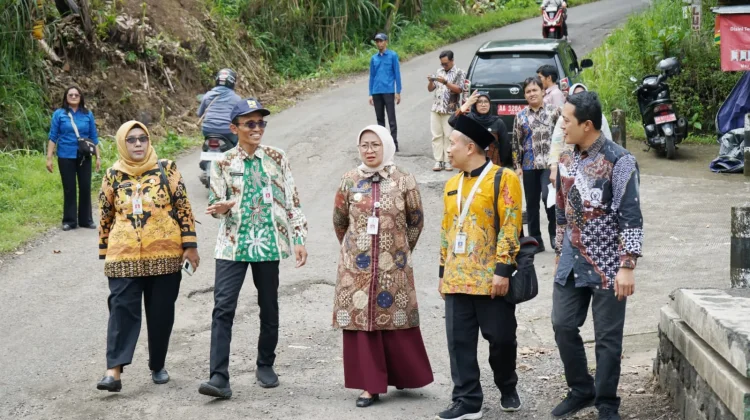 Bupati Kebumen Lilis Nuryani Cek Kondisi Lapangan Perbaikan Jalan dan Jembatan