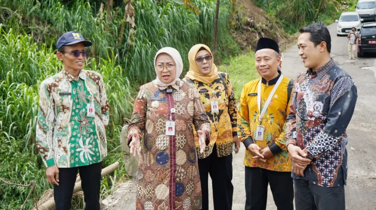 Bupati Kebumen Lilis Nuryani Cek Kondisi Lapangan Perbaikan Jalan dan Jembatan