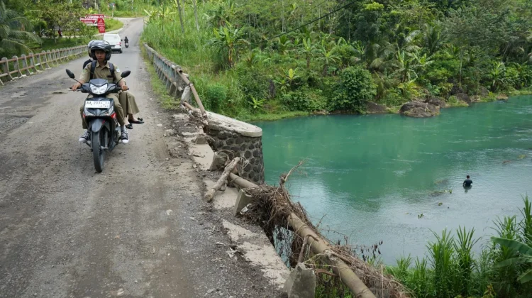Bupati Kebumen Lilis Nuryani Cek Kondisi Lapangan Perbaikan Jalan dan Jembatan