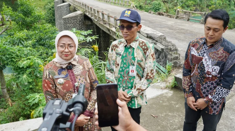 Bupati Kebumen Lilis Nuryani Cek Kondisi Lapangan Perbaikan Jalan dan Jembatan