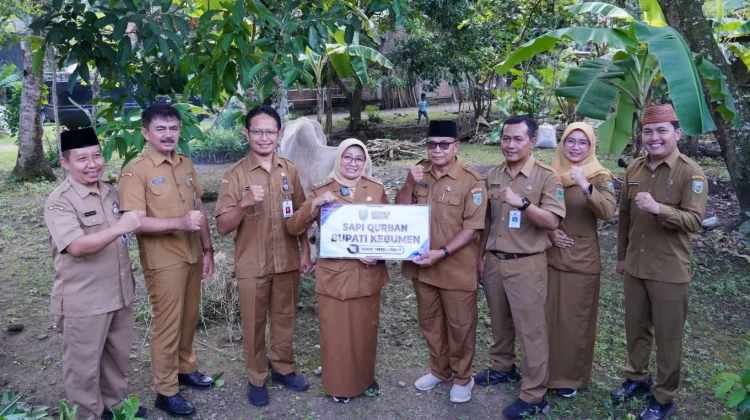 Kegiatan Bupati Kebumen Salurkan Hewan Kurban