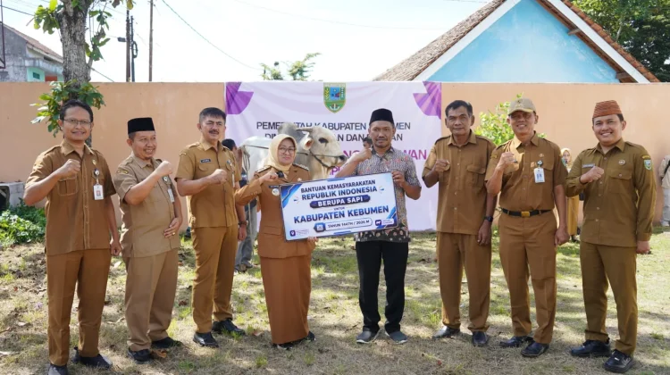 Kegiatan Bupati Kebumen Salurkan Hewan Kurban