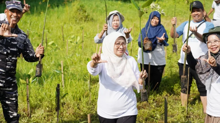 Bupati Lilis Lakukan Kegiatan Penanaman Pohon di Kabupaten Kebumen