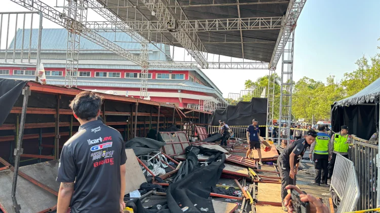 Tribun VIP Kejurnas Drift Purwokerto Ambrol, Ratusan Penonton Terjatuh