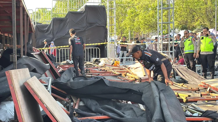Tribun VIP Kejurnas Drift Purwokerto Ambrol, Ratusan Penonton Terjatuh