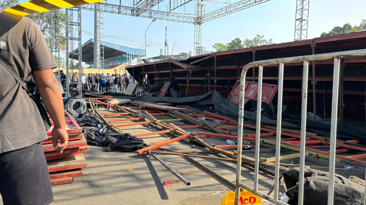 Tribun VIP Kejurnas Drift Purwokerto Ambrol, Ratusan Penonton Terjatuh