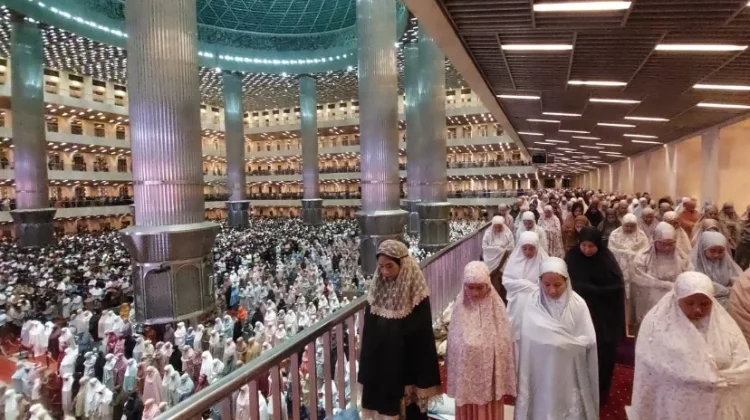 Suasana Khidmat  Salat Tarawih  di Masjid Istiqlal