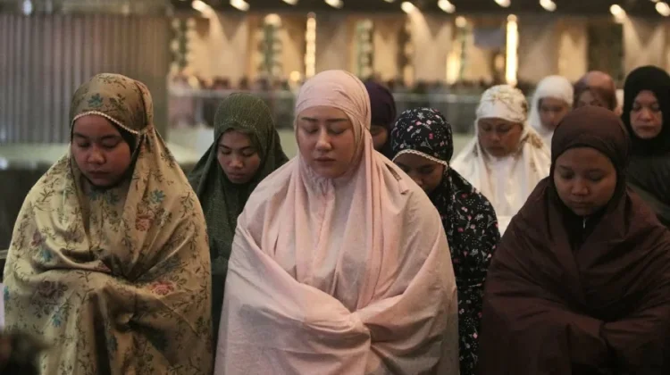 Suasana Khidmat  Salat Tarawih  di Masjid Istiqlal