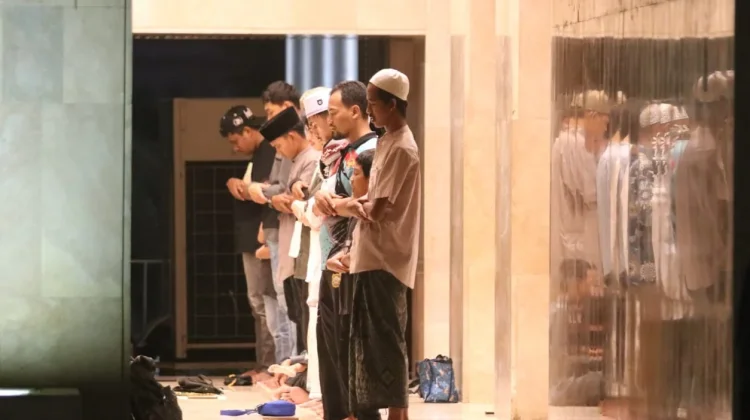 Suasana Khidmat  Salat Tarawih  di Masjid Istiqlal