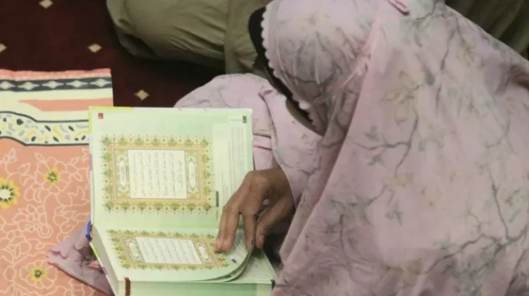 Suasana Khidmat  Salat Tarawih  di Masjid Istiqlal