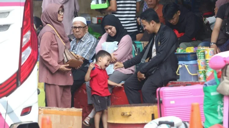 Riuh Mudik Kampung Rambutan Jakarta