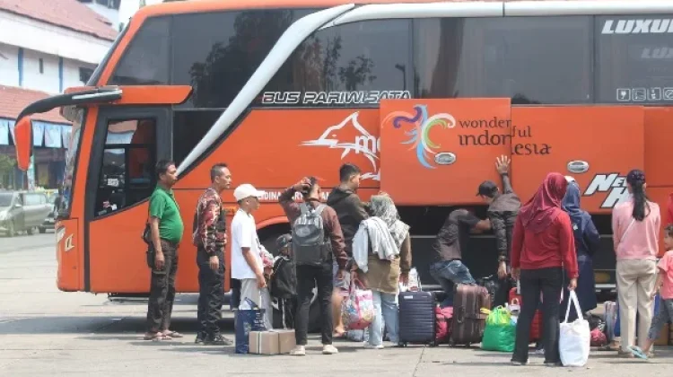 Riuh Mudik Kampung Rambutan Jakarta
