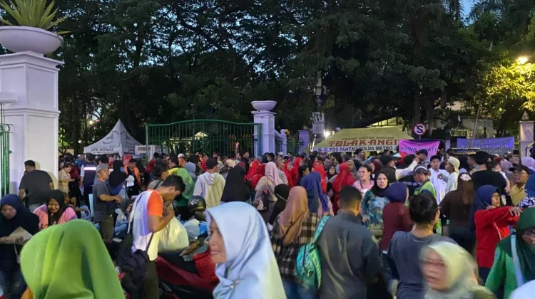 Antusiasme Warga Berburu Paket Sembako di Pasar Murah BULOG Monas