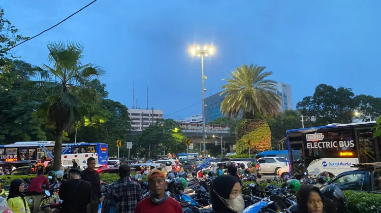 Antusiasme Warga Berburu Paket Sembako di Pasar Murah BULOG Monas