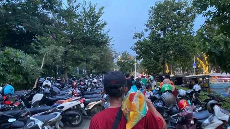 Antusiasme Warga Berburu Paket Sembako di Pasar Murah BULOG Monas