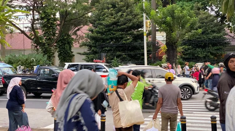 Antusiasme Warga Berburu Paket Sembako di Pasar Murah BULOG Monas