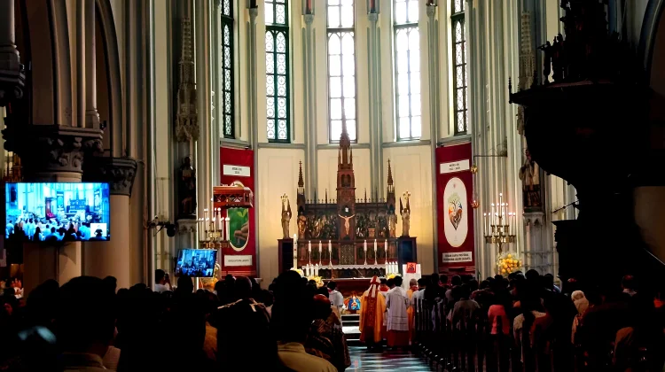 Ribuan Umat Padati Katedral Jakarta, Misa Pontifikal Paskah Berlangsung Khidmat