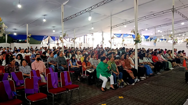 Ribuan Umat Padati Katedral Jakarta, Misa Pontifikal Paskah Berlangsung Khidmat