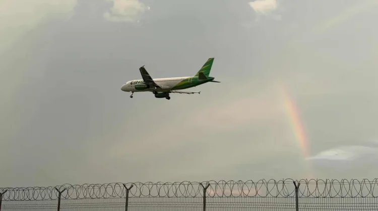 Serunya Plane Spotting, Warga Antusias Saksikan Lalu Lintas Pesawat