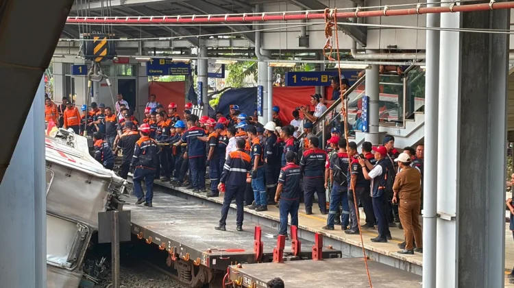 Pantauan Proses Evakuasi Commuter Line di Stasiun Bekasi Timur