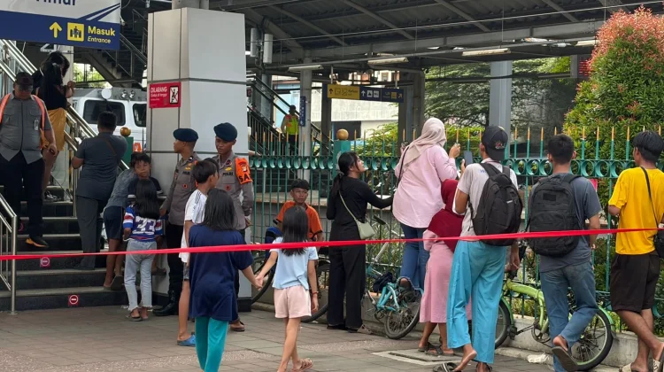 Pantauan Proses Evakuasi Commuter Line di Stasiun Bekasi Timur