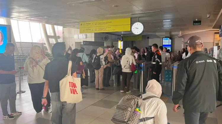 LRT Jabodebek Ramai Digunakan Warga pada Hari Kedua Libur Panjang