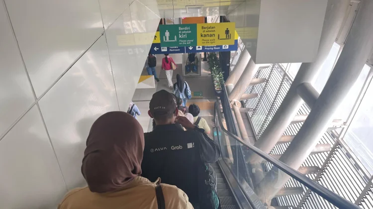 LRT Jabodebek Ramai Digunakan Warga pada Hari Kedua Libur Panjang