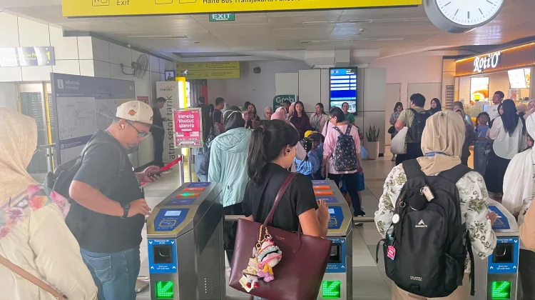 LRT Jabodebek Ramai Digunakan Warga pada Hari Kedua Libur Panjang