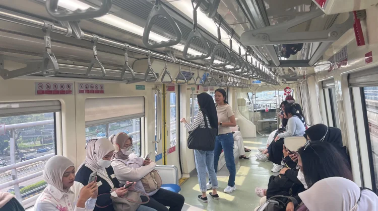 LRT Jabodebek Ramai Digunakan Warga pada Hari Kedua Libur Panjang