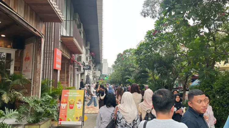 Hari Kedua Libur Panjang Kenaikan Yesus Kristus, Blok M Ramai oleh Pengunjung