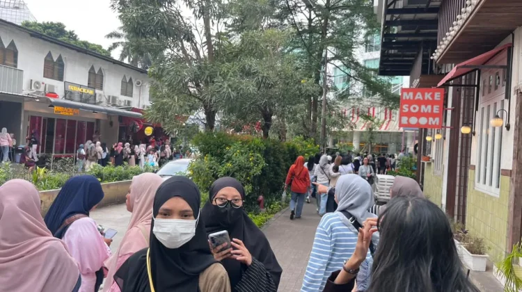 Hari Kedua Libur Panjang Kenaikan Yesus Kristus, Blok M Ramai oleh Pengunjung