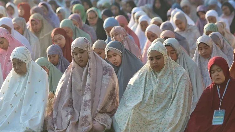Momen Iduladha, Warga Muslim Gelar Salat dengan Penuh Syukur