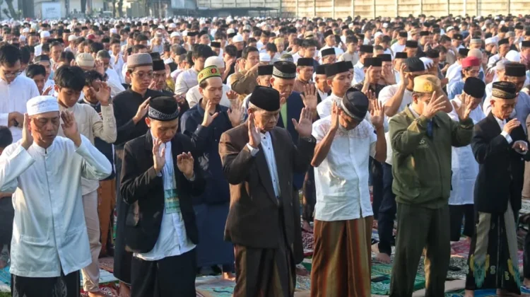 Momen Iduladha, Warga Muslim Gelar Salat dengan Penuh Syukur
