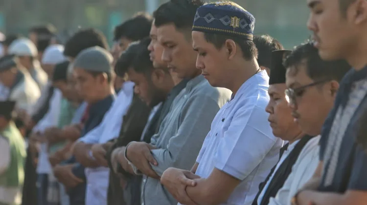 Momen Iduladha, Warga Muslim Gelar Salat dengan Penuh Syukur