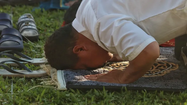 Momen Iduladha, Warga Muslim Gelar Salat dengan Penuh Syukur