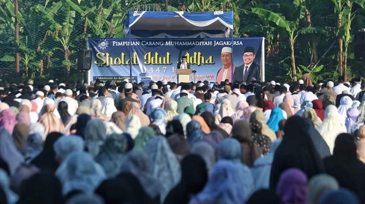 Momen Iduladha, Warga Muslim Gelar Salat dengan Penuh Syukur