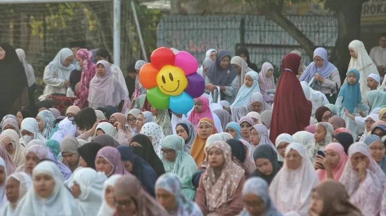 Momen Iduladha, Warga Muslim Gelar Salat dengan Penuh Syukur