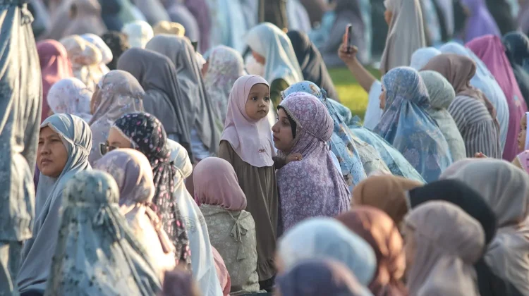 Momen Iduladha, Warga Muslim Gelar Salat dengan Penuh Syukur