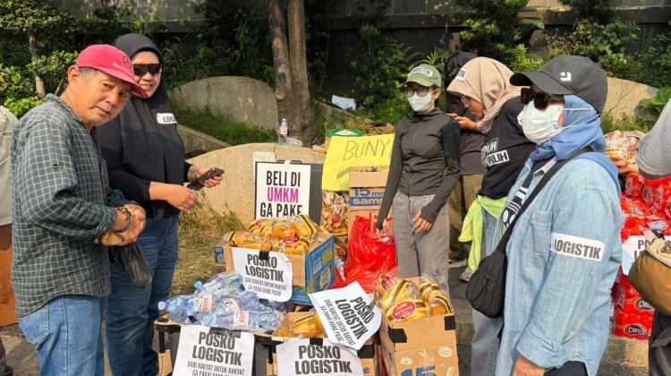 Warga Bahu Membahu dalam Aksi Penyampaian Pendapat di Bundaran HI