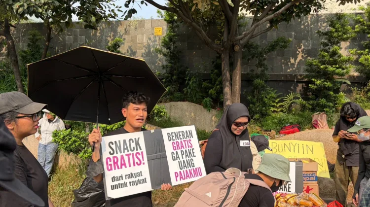 Warga Bahu Membahu dalam Aksi Penyampaian Pendapat di Bundaran HI
