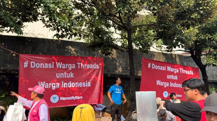 Warga Bahu Membahu dalam Aksi Penyampaian Pendapat di Bundaran HI