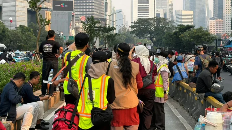 Warga Bahu Membahu dalam Aksi Penyampaian Pendapat di Bundaran HI