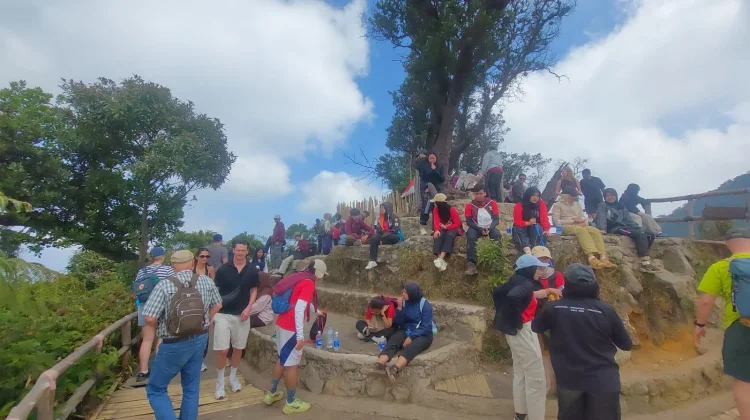 Pesona Kawah Putih Ciwidey Tak Pernah Sepi dari Wisatawan
