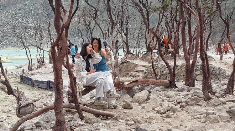 Pesona Kawah Putih Ciwidey Tak Pernah Sepi dari Wisatawan