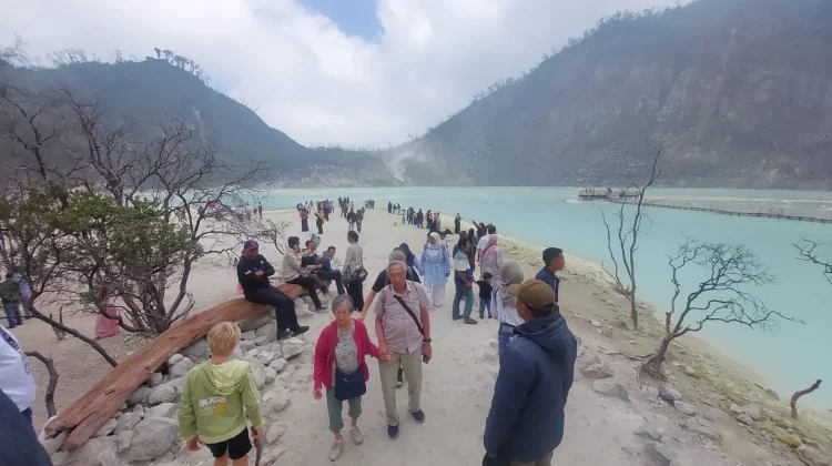 Pesona Kawah Putih Ciwidey Tak Pernah Sepi dari Wisatawan
