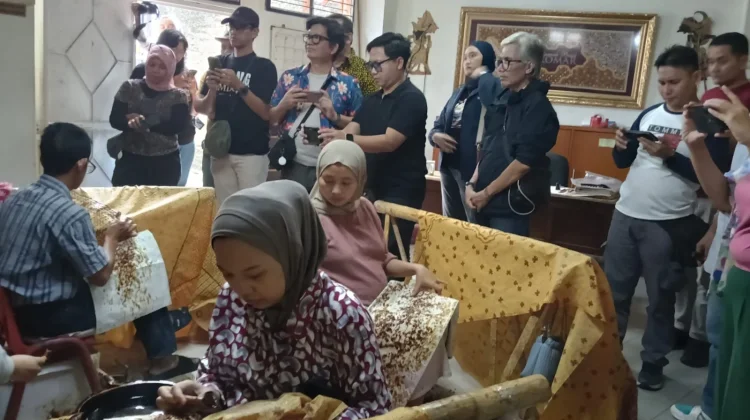 Rumah Batik Komar Lestarikan Sepuluh Ribu Desain