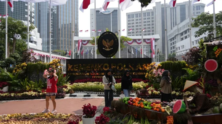Taman Polkam Merdeka 81 Jadi Spot Foto Warga jelang HUT ke-81 RI