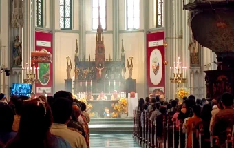 Ribuan Umat Padati Katedral Jakarta, Misa Pontifikal Paskah Berlangsung Khidmat