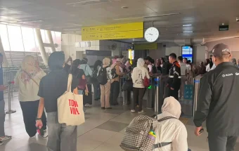 LRT Jabodebek Ramai Digunakan Warga pada Hari Kedua Libur Panjang