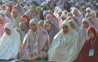 Momen Iduladha, Warga Muslim Gelar Salat dengan Penuh Syukur